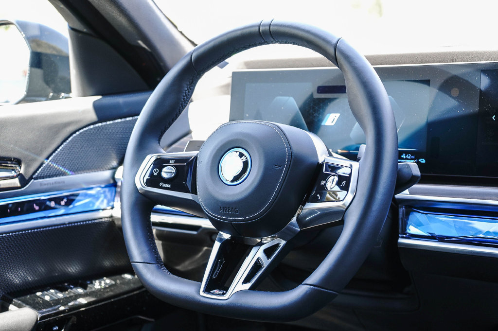 Used 2026 BMW 750e xDrive AWD/4WD image 15
