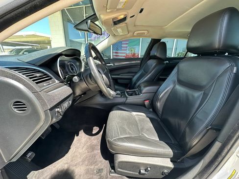 Used 2018 Chrysler 300 Touring L RWD image 9