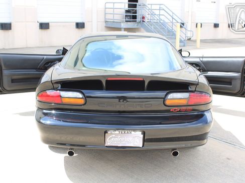 Used 2002 Chevrolet Camaro Z28 w/ SS Performance/Appearance Pkg RWD image 12