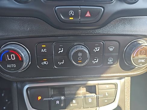 Used 2024 GMC Terrain SLT image 36