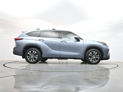 Used 2022 Toyota Highlander XLE AWD/4WD image 33