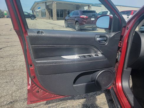 Used 2016 Jeep Compass Latitude image 9