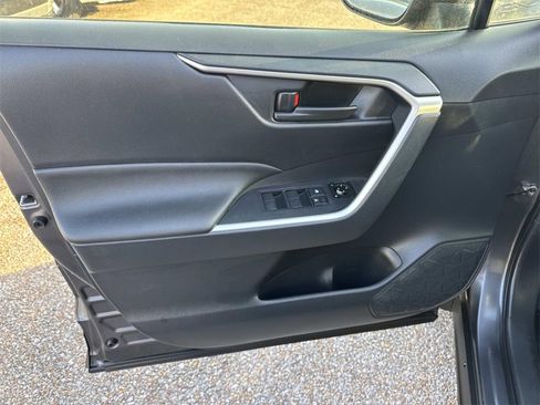 Used 2019 Toyota RAV4 LE image 20