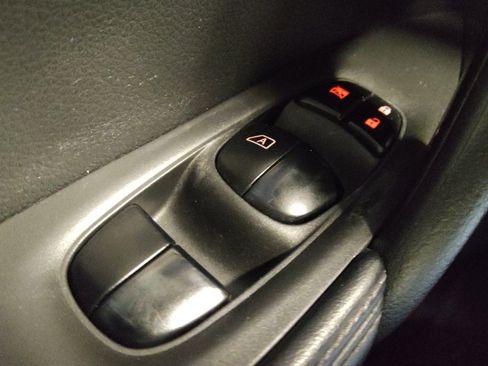 Used 2019 Nissan Rogue S image 27