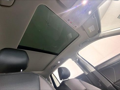 Used 2022 Volkswagen Tiguan SE image 22