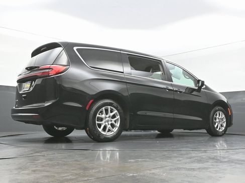 Used 2024 Chrysler Pacifica Touring-L image 50