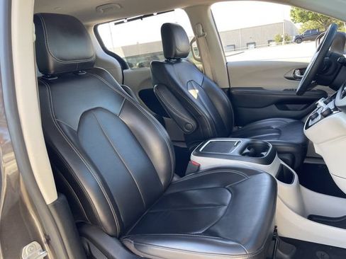 Used 2023 Chrysler Pacifica Touring-L FWD image 26