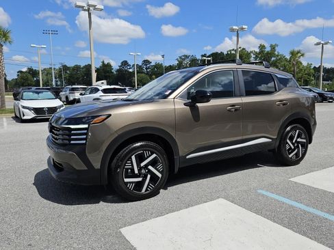 Used 2026 Nissan Kicks SV w/ Cold Weather Package FWD image 2