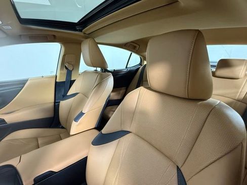 Certified 2023 Lexus ES 300h w/ Luxury Package image 7