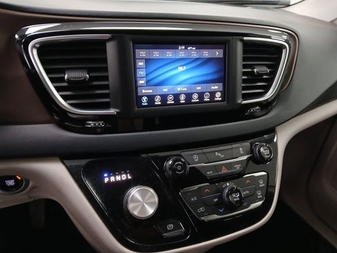 Used 2019 Chrysler Pacifica Touring Plus w/ Cold Weather Group image 10