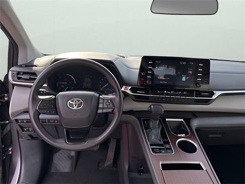 Used 2022 Toyota Sienna LE image 18