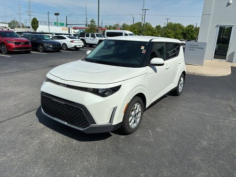 Used 2025 Kia Soul LX w/ LX Technology Package FWD image 2