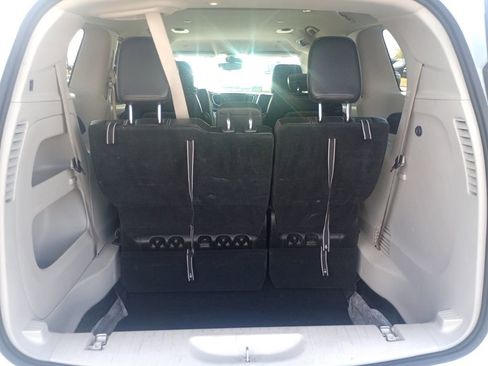 Used 2023 Chrysler Pacifica Touring-L image 8