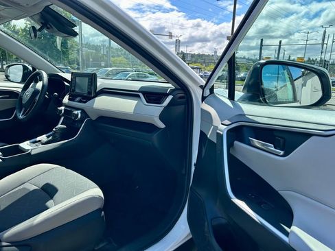 Certified 2022 Toyota RAV4 XLE w/ XLE Grade Weather Package AWD/4WD image 15