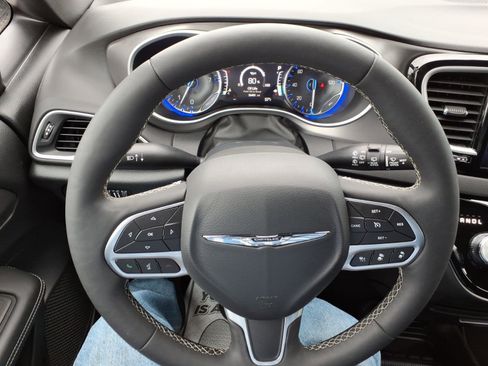 Used 2025 Chrysler Pacifica Select FWD image 19