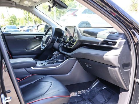 Used 2024 Toyota Highlander LE image 25