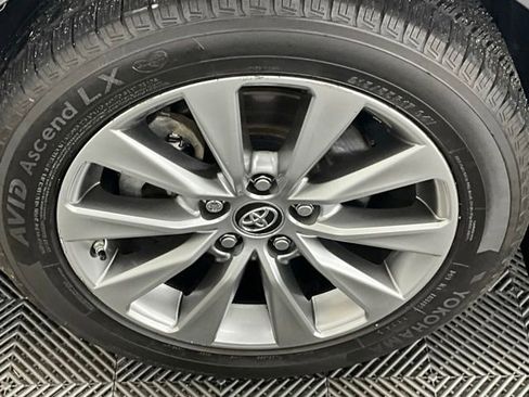 Used 2017 Toyota Camry XLE w/ Moonroof Package FWD image 24