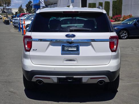 Used 2017 Ford Explorer XLT w/ Equipment Group 202A FWD image 6
