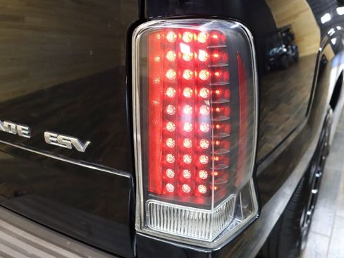 Used 2005 Cadillac Escalade ESV Platinum image 19