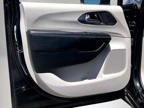 Used 2023 Chrysler Pacifica Touring-L FWD image 19