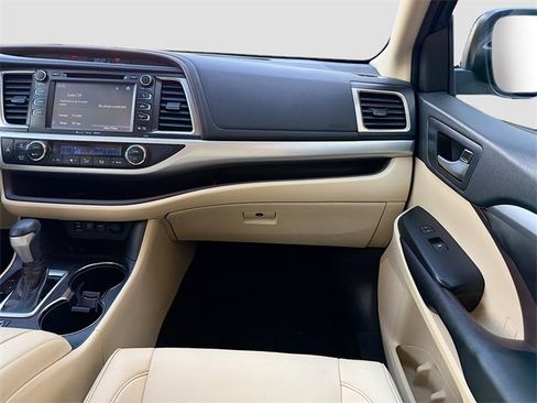 Used 2019 Toyota Highlander XLE image 18