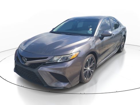 Used 2020 Toyota Camry SE FWD image 3