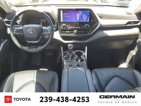 Certified 2024 Toyota Highlander Platinum FWD image 18