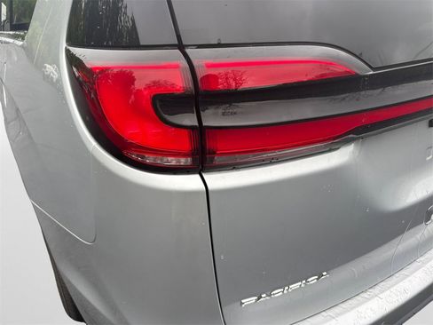 Used 2024 Chrysler Pacifica Touring-L image 21
