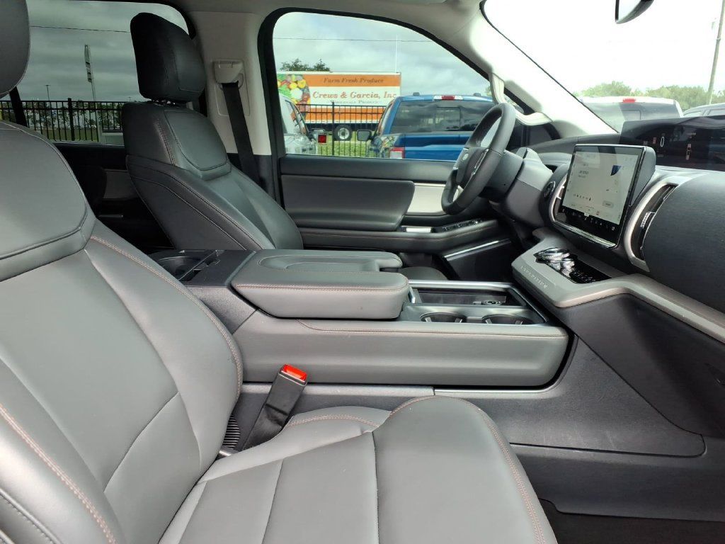 Used 2025 Ford Expedition Active RWD image 12