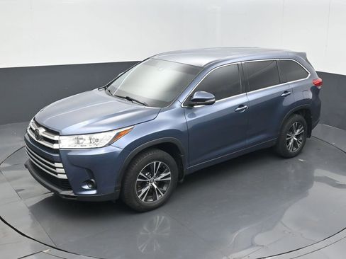 Used 2018 Toyota Highlander LE AWD/4WD image 9