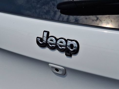 Used 2018 Jeep Cherokee Limited AWD/4WD image 9