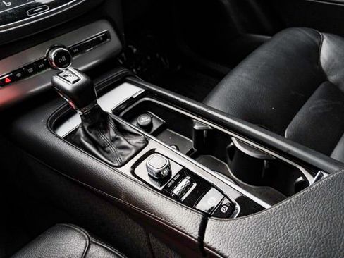 Used 2018 Volvo XC90 T5 Momentum w/ Convenience Package image 16