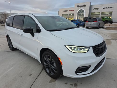 New 2026 Chrysler Pacifica Select image 3