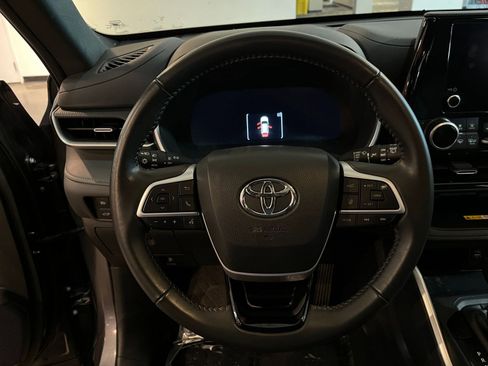 Used 2025 Toyota Highlander XSE AWD/4WD image 29