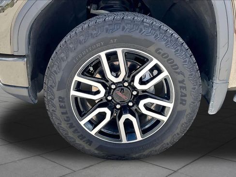 Used 2023 GMC Sierra 1500 AT4 w/ AT4 Premium Package AWD/4WD image 11