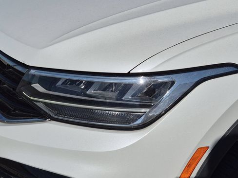Used 2024 Volkswagen Tiguan SE R-Line AWD/4WD image 9
