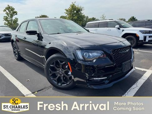Used 2022 Chrysler 300 Touring L AWD/4WD image 1