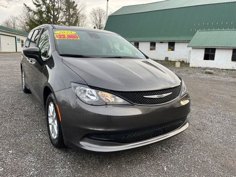 Used 2023 Chrysler Voyager LX image 5