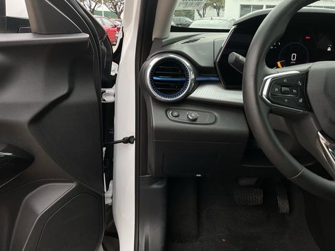 Used 2025 Chevrolet Trax LT w/ LT Convenience Package image 25