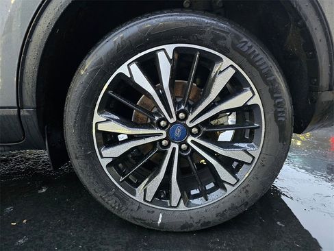 Used 2021 Ford Escape SE w/ SE Sport Appearance Package image 6