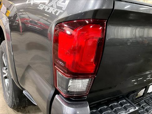 Used 2018 Toyota Tacoma TRD Sport w/ Technology Package image 28