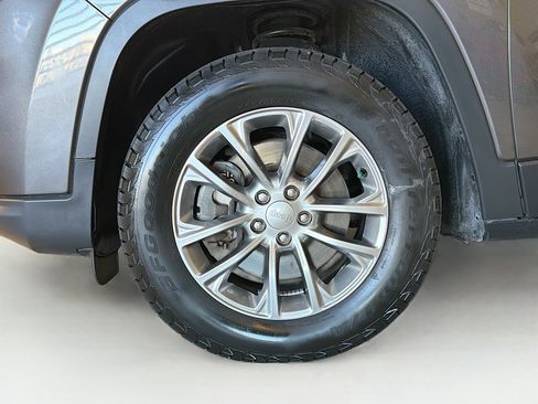 Used 2019 Jeep Cherokee Latitude Plus w/ Cold Weather Group image 11