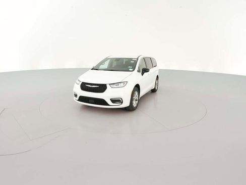 New 2026 Chrysler Pacifica Select image 3