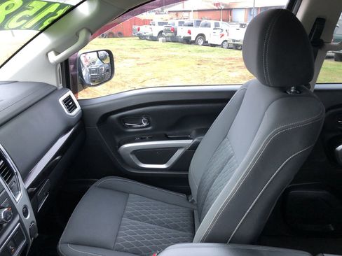 Used 2018 Nissan Titan SV w/ SV Convenience Package image 23