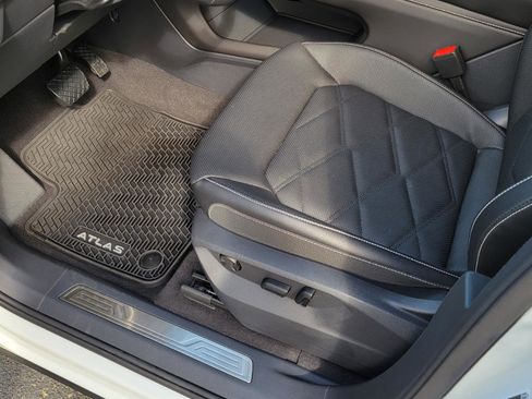 Certified 2025 Volkswagen Atlas SE w/ Panoramic Sunroof Package image 11