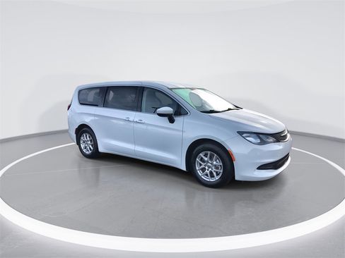 Used 2023 Chrysler Voyager LX image 2