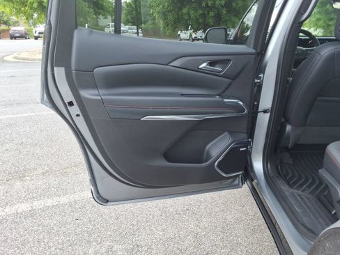 Certified 2025 Chevrolet Traverse RS FWD image 17