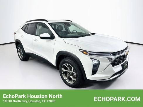 Used 2025 Chevrolet Trax LT FWD image 1