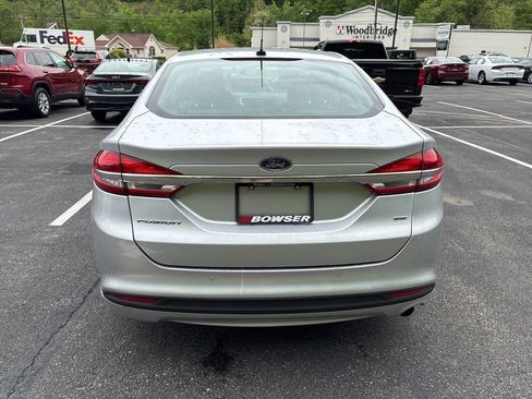 Used 2017 Ford Fusion SE w/ Fusion SE Technology Package FWD image 4