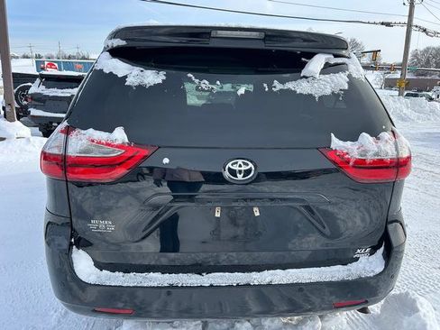Used 2017 Toyota Sienna XLE image 4